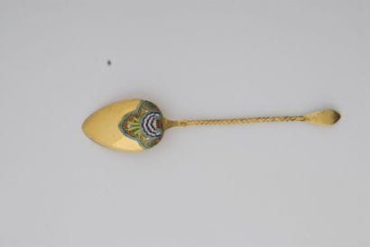 Petite cuillère à désert, en vermeil et émaux...