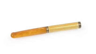 Fume-cigarettes en émail jaune translucide...