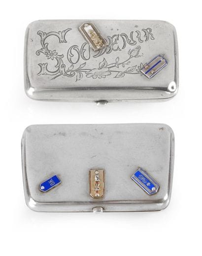 Etui à cigarettes en argent, transformé en...