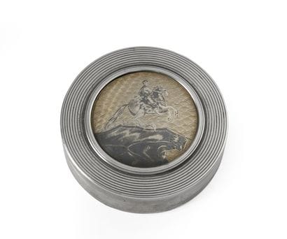 Bonbonnière en argent, à décor de fines cannelures,...
