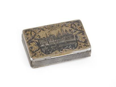 Petite tabatière en argent niellé, de forme...