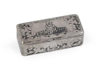 Petite tabatière en argent niellé, de forme...