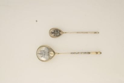 Cuillère à caviar en vermeil niellé, à décor...