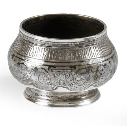 Petite coupelle ronde en argent niellé, à...
