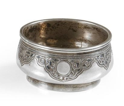 Saleron en argent, à décor d'une frise niellée....