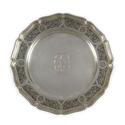 Assiette en vermeil, gravée au centre d'un...