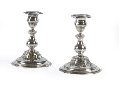 Paire de bougeoirs en argent, à base ronde...