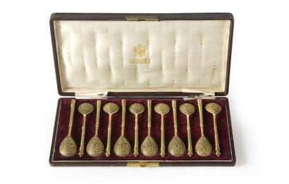 Coffret de la Maison, contenant douze cuillères...