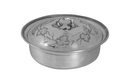 Légumier rond en argent, à décor gravé sur...