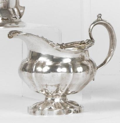 Crémier ovale en argent, à décor repoussé...