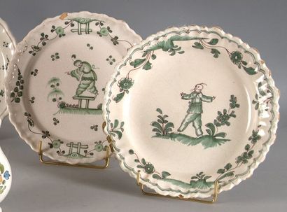 Lot de deux assiettes festonnées à décor...