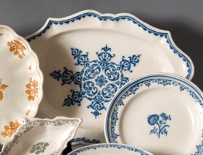 Plat à bords festonnés, à décor en camaïeu...