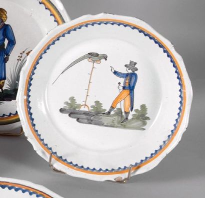 Assiette à bords festonnés, à décor polychrome...