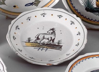 Assiette à bords festonnés, à décor polychrome...