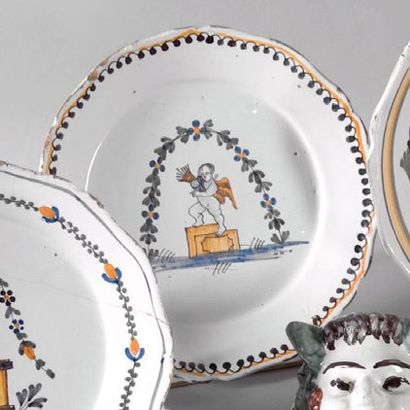 Assiette à bords festonnés, à décor polychrome...