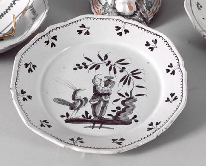 Assiette à bords festonnés, à décor en camaïeu...