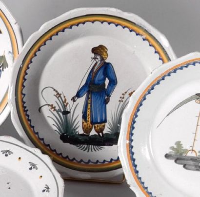 Assiette à bords festonnés, à décor polychrome,...