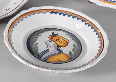 Petite assiette à bords festonnés, à décor...