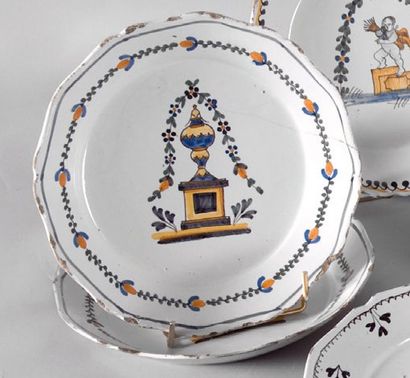 Lot de deux assiettes à décor en camaïeu...