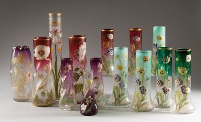 Paire de vases cylindriques torsadés à bases...
