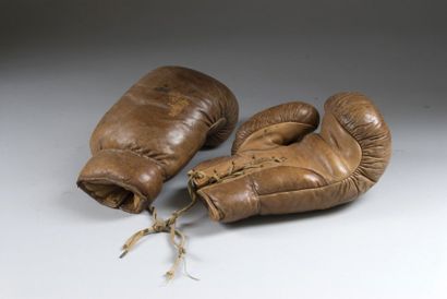 Paire de gants de boxe en cuir marron. Circa...