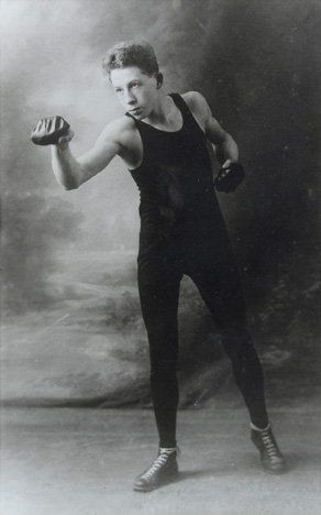 Photo originale d'un jeune boxeur vers 1900....