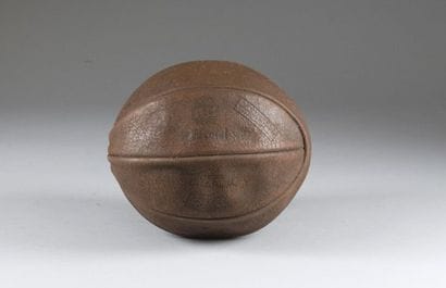 Ballon de Basket Ball en cuir. Montage à...