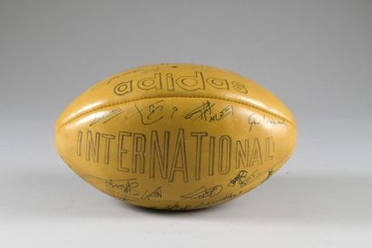 Ballon dédicacé par les joueurs de la rencontre...