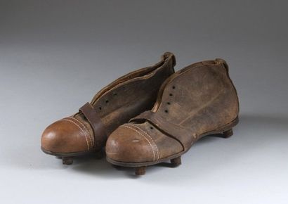 Paires de chaussures en cuir cro?té avec...