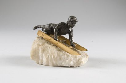 Charmante sculpture en bronze sur socle quartz....