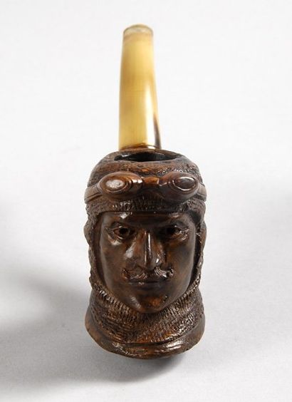 Pipe en bruyère sculptée représentant une...