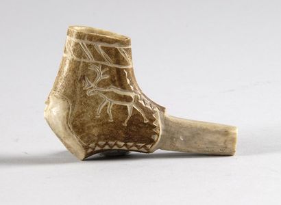 Rare pipe en os de renne sculptée et gravée...