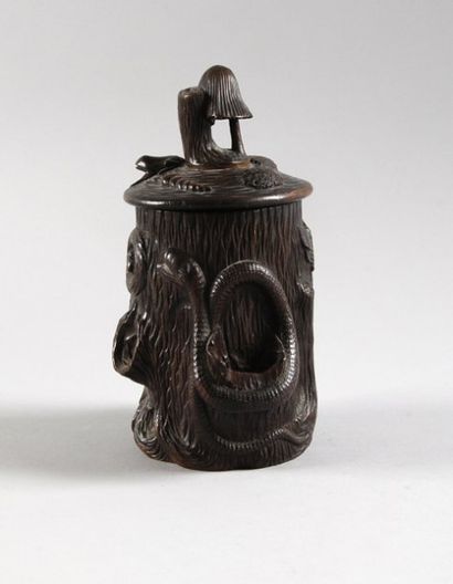 Amusant pot à tabac en bois sculpté représentant...