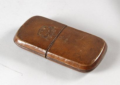 Etui à cigares coulissant en cuir patiné....