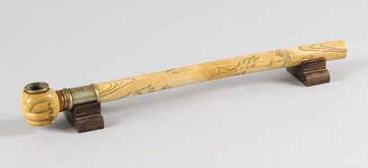 Pipe à opium en ivoire, modèle à poing fermé....