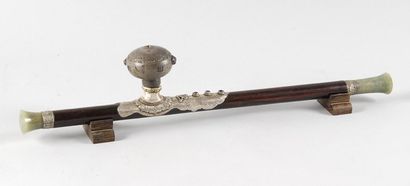 Pipe en bois, plaquette en argent ciselée,...