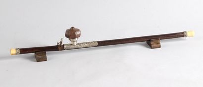 Fine pipe à opium pour femme en bambou patiné....