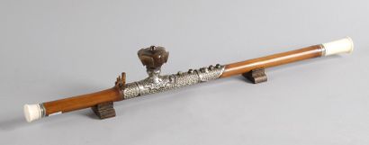 Belle et longue pipe à opium en bambou blond...