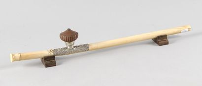Pipe à opium en ivoire à un embout tourné....