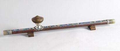 Rare pipe en émaux cloisonnés, décor de frises...