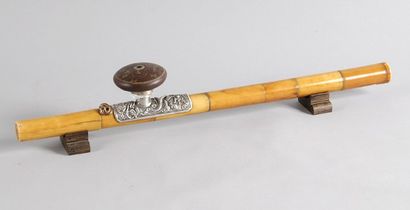 Belle pipe en ivoire patiné, annelée, à plaquette...