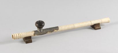 Pipe à opium en os marin tourné (un éclat)....
