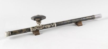 Belle pipe à opium en deux parties, niellée...