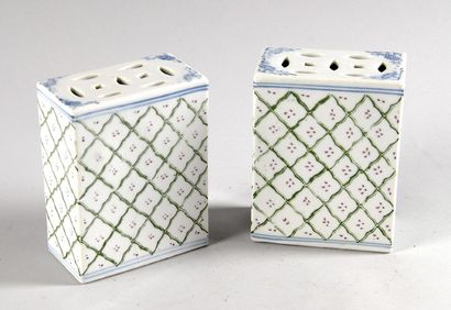 Paire d'oreillers en porcelaine, motifs latéraux...