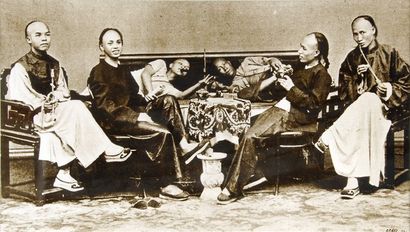 Retirage sépia d'une photo de fumeurs chinois...