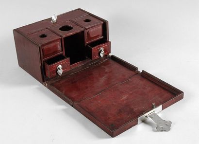 Rare coffret de voyage en bois laqué rouge...