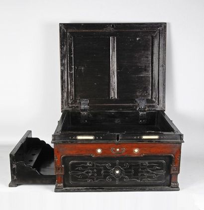 Très rare meuble / coffre et plateau à opium...