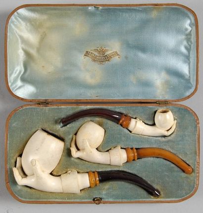 Coffret comprenant trois pipes en écume de...