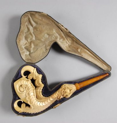 Forte pipe en écume de mer sculptée représentant...