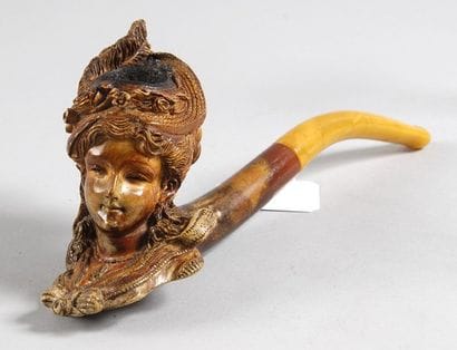 Deux pipes en écume de mer sculptée représentant...